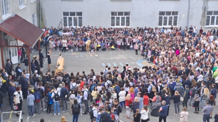 Primul clopoțel a răsunat în tot Maramureșul: Curțile școlilor din județ au prins viață din nou odată cu revenirea copiilor la cursurile noului an!