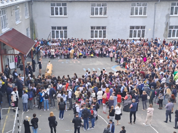 Primul clopoțel a răsunat în tot Maramureșul: Curțile școlilor din județ au prins viață din nou odată cu revenirea copiilor la cursurile noului an!