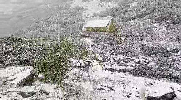 Prima ninsoare la înălțime în estul ariei montane maramureșene: A nins la stația meteorologică Iezer! Episodul de astăzi cu siguranță este special!