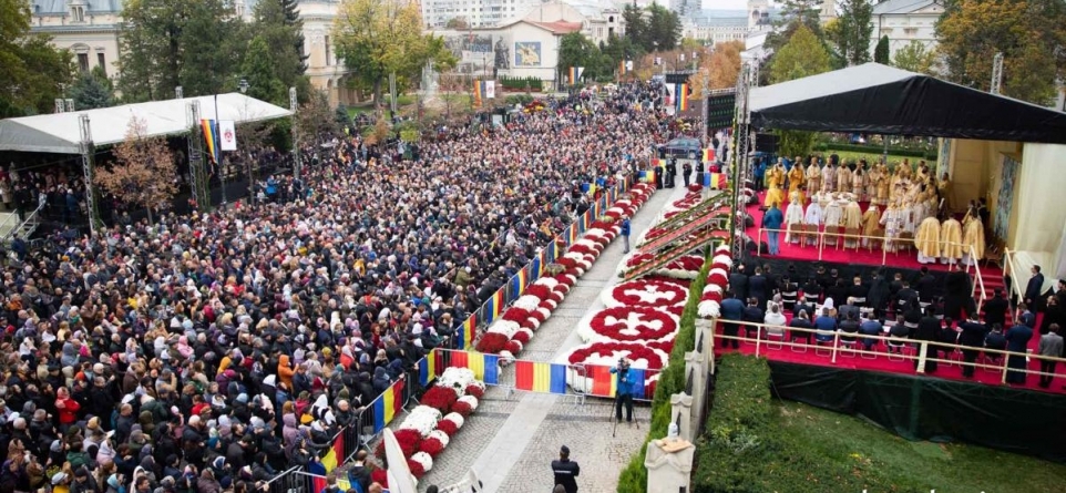 35.000 de persoane la Iași, de Sfânta Parascheva. Mitropolitul Teofan a îndemnat la rugăciune pentru frații ucraineni