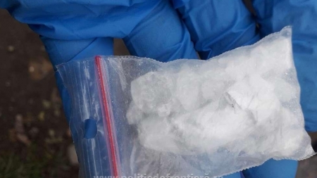 La vederea autospecialei Poliției de Frontieră, doi tineri au devenit agitați și au aruncat pe jos două pliculețe cu substanțe interzise