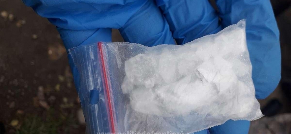 La vederea autospecialei Poliției de Frontieră, doi tineri au devenit agitați și au aruncat pe jos două pliculețe cu substanțe interzise