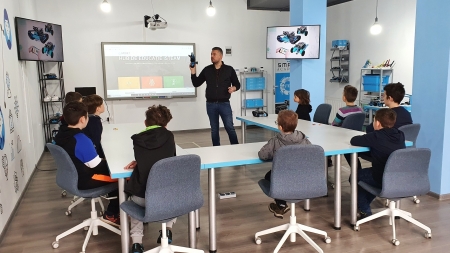 Tehnologie: Smart Academy Baia Mare, locul unde copiii sunt pregătiți pentru meseriile viitorului (FOTO)