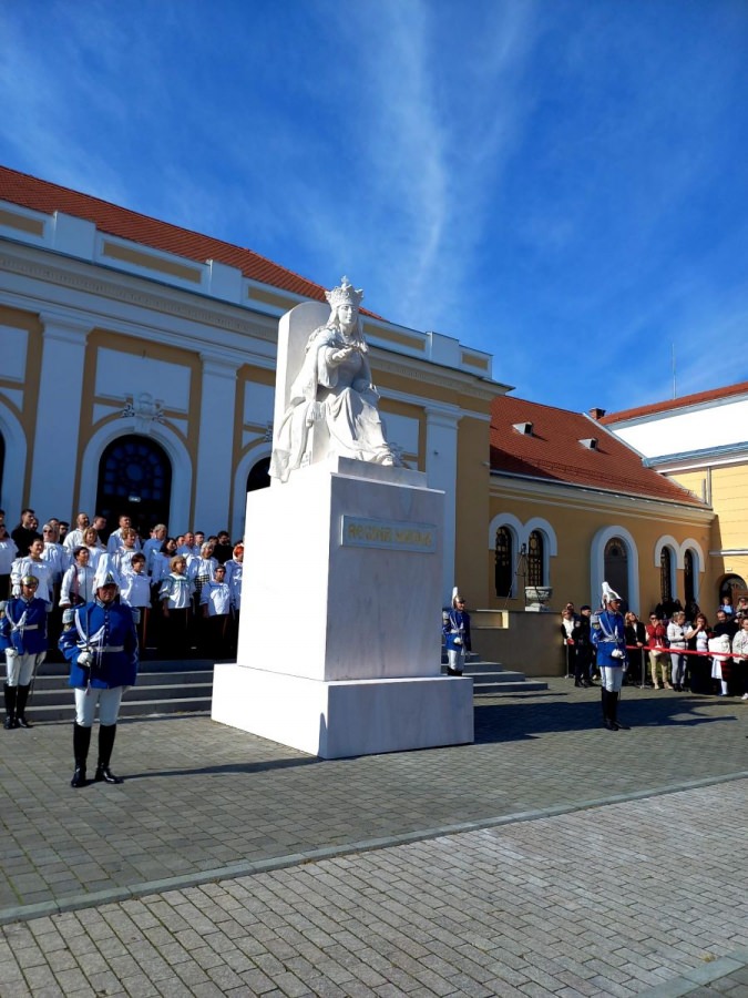 Un sculptor din Maramureș a realizat o statuie de mari dimensiuni a Reginei Maria; A fost amplasată în Alba Iulia de Centenarul Încoronării
