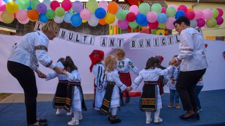 Micuții Grădiniței cu Program Prelungit Târgu Lăpuș i-au sărbătorit pe bunici prin cântece și dansuri