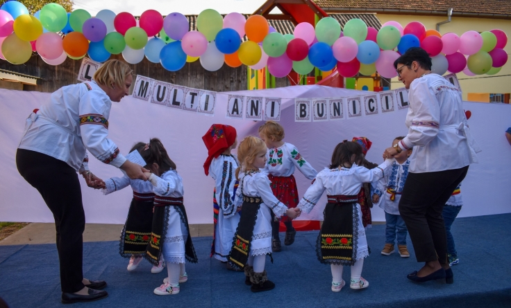 Micuții Grădiniței cu Program Prelungit Târgu Lăpuș i-au sărbătorit pe bunici prin cântece și dansuri