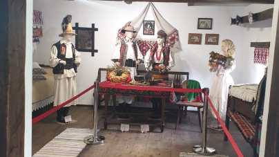 Aproape 50.000 de persoane au vizitat expoziția temporară „Identitate românească – obiceiuri de nuntă din Maramureș” la Muzeul Satului Bucovinean din Suceava