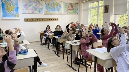 „100 de ore de astronomie”: Elevii de la „Lucaciu” au adus cerul mai aproape și au făcut stelele să strălucească și în sala de clasă
