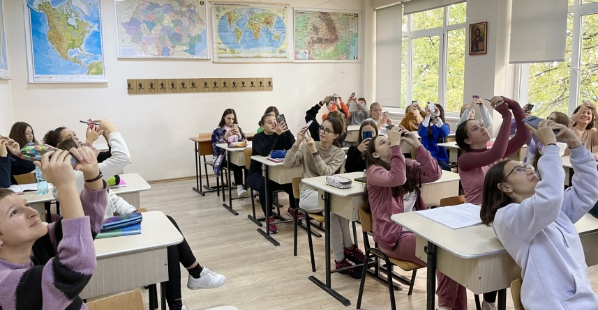 „100 de ore de astronomie”: Elevii de la „Lucaciu” au adus cerul mai aproape și au făcut stelele să strălucească și în sala de clasă