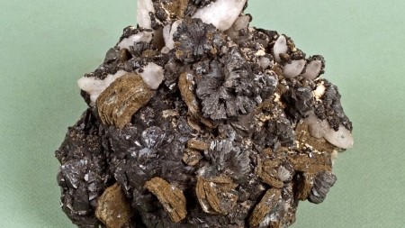 Semseyit, marcasită, cuarţ, blendă din Mina Herja este exponatul săptămânii la Muzeul de Mineralogie Baia Mare