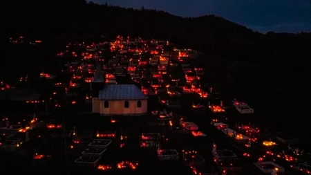 Luminația în Maramureș: Cimitirele s-au transformat în adevărate grădini de culoare și lumină (FOTO)