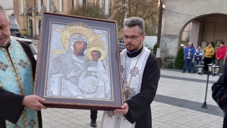 Motiv sincer de sărbătoare: Adusă în Maramureș, din Sfântul Munte Athos, Icoana Maicii Domnului Prodromița a ascultat rugăciuni ale credincioșilor!