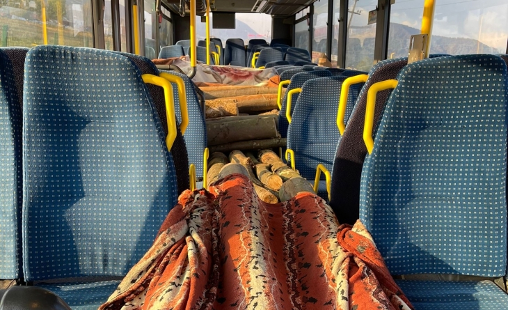 Lemne transportate cu autobuzul fără documente de proveniență