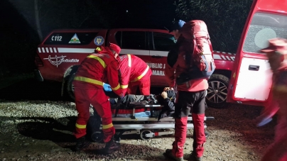 Maramureșean salvat după ce s-a tăiat cu un topor