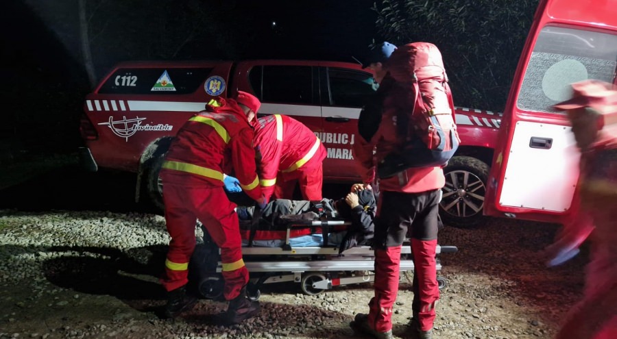 Maramureșean salvat după ce s-a tăiat cu un topor