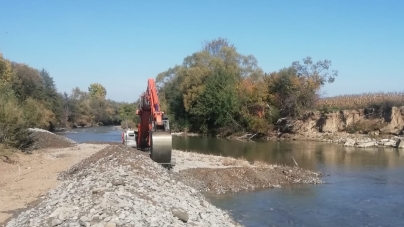 Înștiințarea emisă de responsabili: Momentan în Maramureș se realizează pe două râuri lucrări importante care au ca țintă protecția populației!