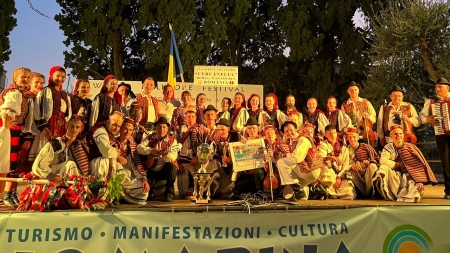 Performanță: Ansamblul „Cercănelul” din Borșa se reîntoarce acasă cu Trofeul Festivalului Concurs Internațional „World Folklore Festival”