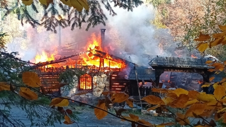 Un apel pe Facebook: A ars cabana foarte cunoscută de turiștii în județul Maramureș, Coliba Dacilor, Cavnic! Poți fi sprijin pentru proprietarii acestui loc!