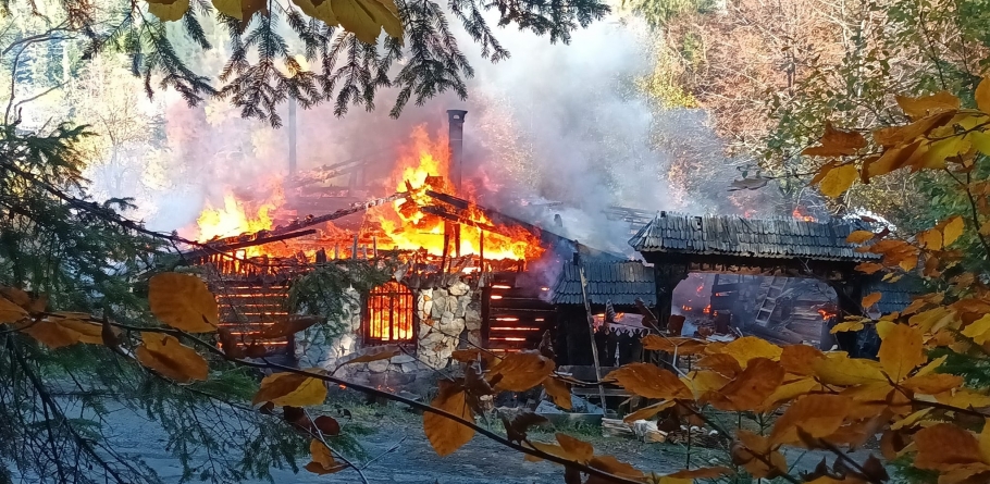 Un apel pe Facebook: A ars cabana foarte cunoscută de turiștii în județul Maramureș, Coliba Dacilor, Cavnic! Poți fi sprijin pentru proprietarii acestui loc!