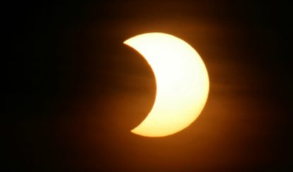 Eclipsă parțială de Soare pe 25 octombrie. Spectaculosul fenomen va fi vizibil și din România