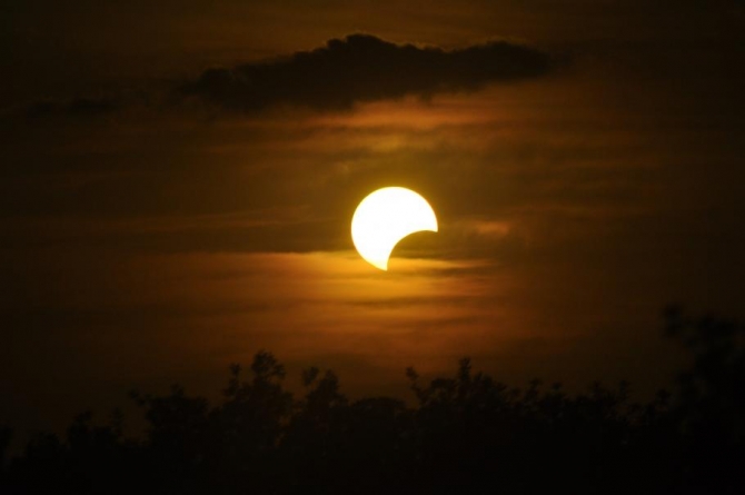 Fenomen astronomic care este vizibil în Maramureș: Informații speciale utile de la profesioniștii băimăreni! Totul despre eclipsa parțială de soare!