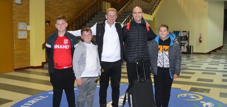Succesul are un viitor: Trei mici sportivi din Maramureș care activează la școala handbalistică din Fărcașa au conversat cu jucătorul lor preferat!