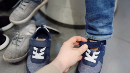 Fii tu un sprijin: Și în Maramureș se organizează în această toamnă campania specială de a asigura încălțăminte pentru copii!