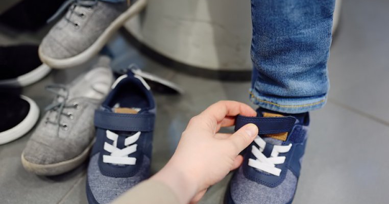 Fii tu un sprijin: Și în Maramureș se organizează în această toamnă campania specială de a asigura încălțăminte pentru copii!