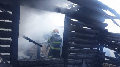 O pensiune din Cavnic a fost distrusă de flăcări