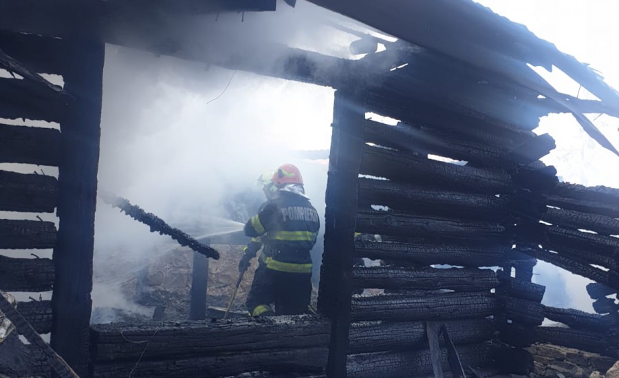 O pensiune din Cavnic a fost distrusă de flăcări