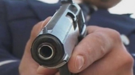 Un polițist a tras din greșeală cu arma în timp ce o curăța; Nu a fost nimeni rănit