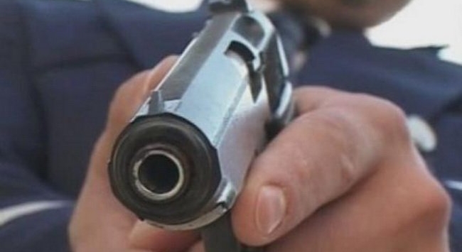 Un polițist a tras din greșeală cu arma în timp ce o curăța; Nu a fost nimeni rănit