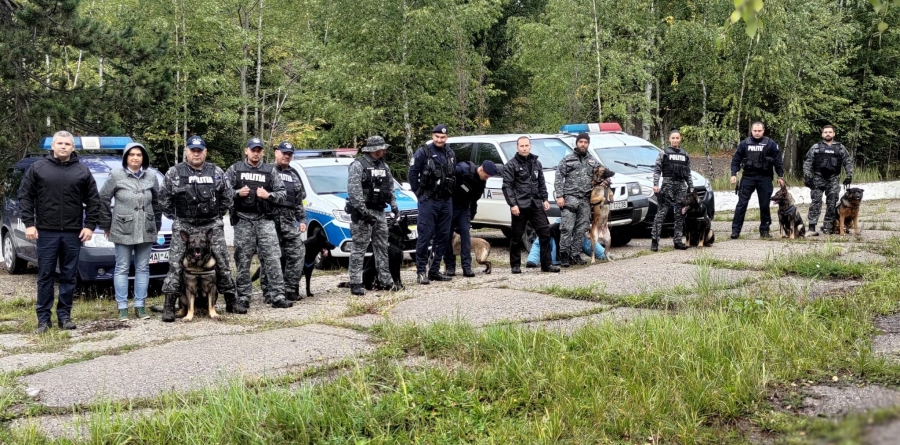 Câinii polițiști și câinii jandarmi s-au antrenat în cadrul unor exerciții de dresaj