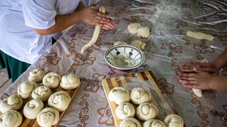 „Moștenire peste timp”: Împletituri tradiționale și modalități de pregătire a bucatelor tradiționale le-au fost prezentate elevilor la Muzeul de Etnografie din Baia Mare