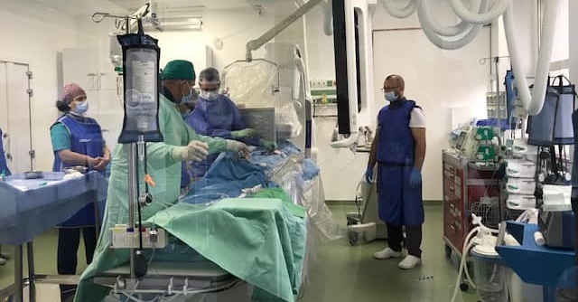 Continuă seria premierelor medicale la Spitalul Județean Baia Mare; Cinci cazuri de patologie aortică abdominală complexă, cu risc vital, rezolvate endovascular