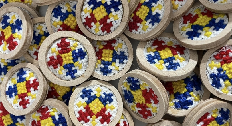 ATOCEM a realizat insigne în scop caritabil; Banii obținuți vor ajuta la pregătirea pachetelor de Crăciun pentru nevoiași