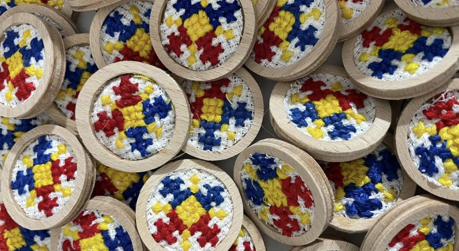 ATOCEM a realizat insigne în scop caritabil; Banii obținuți vor ajuta la pregătirea pachetelor de Crăciun pentru nevoiași