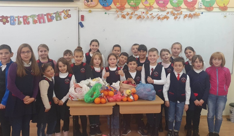 Faptă bună: Elevii Școlii Gimnaziale „Alexandru Ioan Cuza” din Baia Mare au donat fructe și legume pentru persoanele vulnerabile