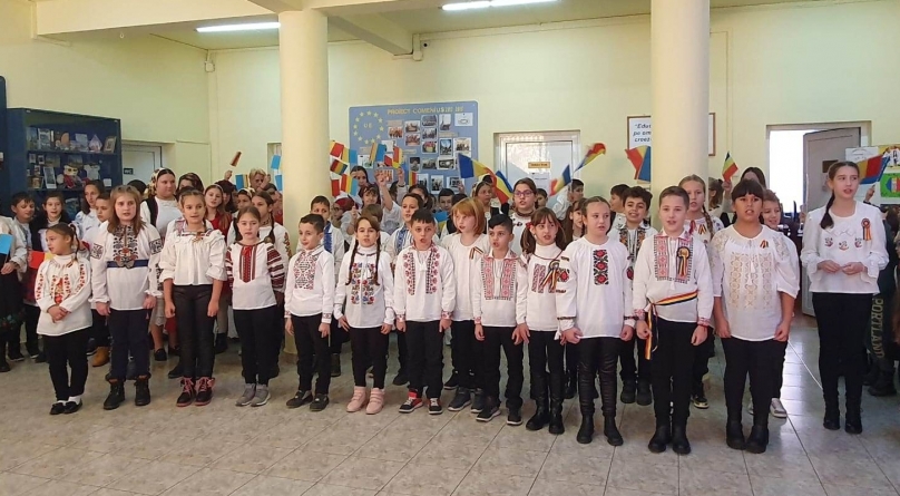 Îmbrăcați de sărbătoare: Elevii de la Școala Gimnazială „Alexandru Ioan Cuza” Baia Mare au sărbătorit Ziua Naţională a României