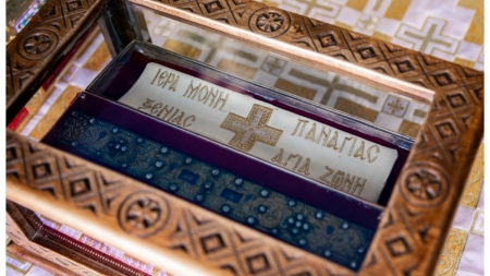 Este sărbătoare pentru credincioși: Adus în Maramureș din Mănăstirea Kato Xenia, Brâul Maicii Domnului va fi prezent în Baia Mare pentru închinare!