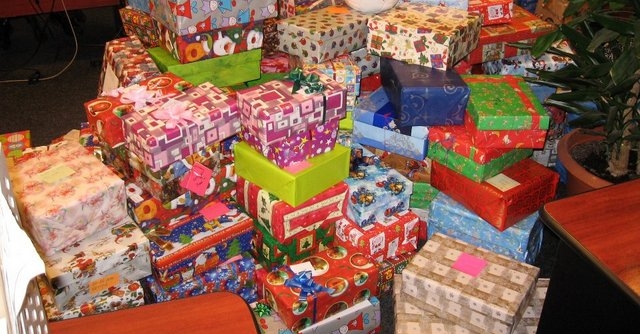 „Cadoul din cutia de pantofi”: ASCOR Baia Mare adună daruri pentru copiii din familiile defavorizate