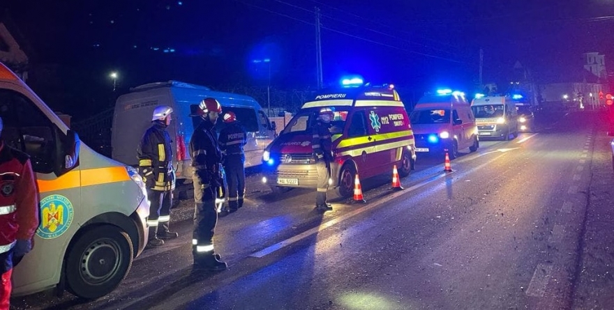 Accident rutier cu cinci victime în Maramureș! Forțele speciale au intervenit la fața locului, dis de dimineață! Autoturism, microbuz, implicate!
