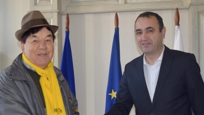 În semn de apreciere: Un mare cântăreț din Maramureș, 50 ani de activitate artistică! A primit și o diplomă specială și aniversară, de la primărie!