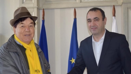 În semn de apreciere: Un mare cântăreț din Maramureș, 50 ani de activitate artistică! A primit și o diplomă specială și aniversară, de la primărie!