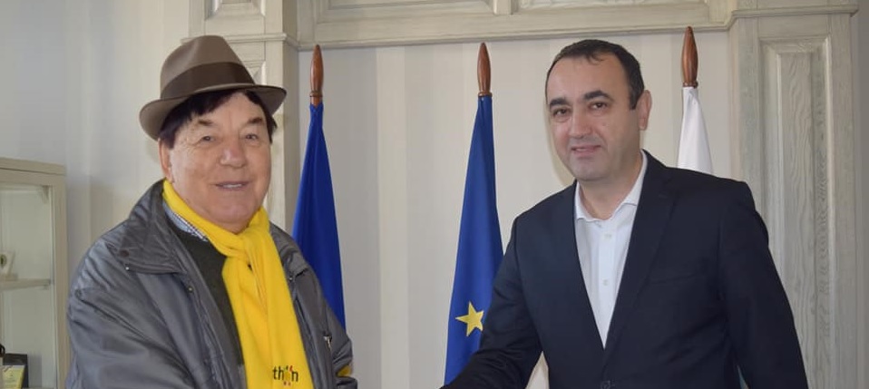 În semn de apreciere: Un mare cântăreț din Maramureș, 50 ani de activitate artistică! A primit și o diplomă specială și aniversară, de la primărie!