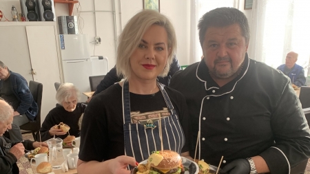 O surpriză tare plăcută: Mulți oaspeți importanți la Căminul de Vârstnici din orașul maramureșean Baia Sprie! Au gătit pentru beneficiarii din centru!