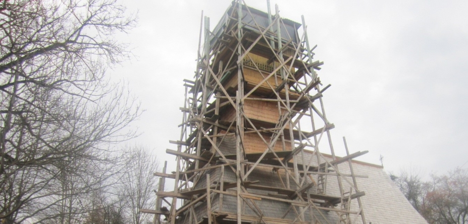 Continuă lucrările de reabilitare la Biserica de lemn din Costeni
