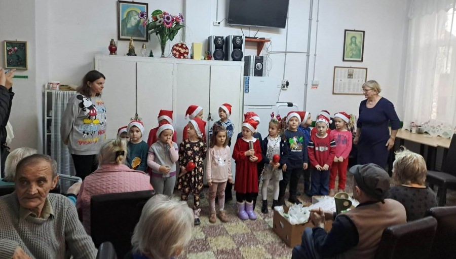 Cei mici și bunici: Clipe de fericire pentru beneficiarii căminului băisprian cu preșcolarii băimăreni! Glasurile lor cristaline au adus încântare!