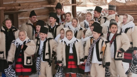 Mai aproape cu inima: Colindele din Maramureș aduc Nașterea Domnului în sufletele creștinilor adevărați! Tradiția strămoșească este model de viață!