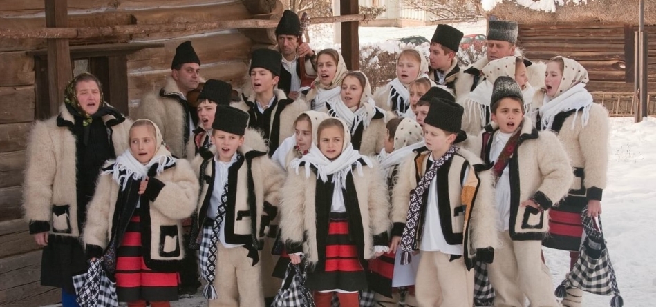 Mai aproape cu inima: Colindele din Maramureș aduc Nașterea Domnului în sufletele creștinilor adevărați! Tradiția strămoșească este model de viață!